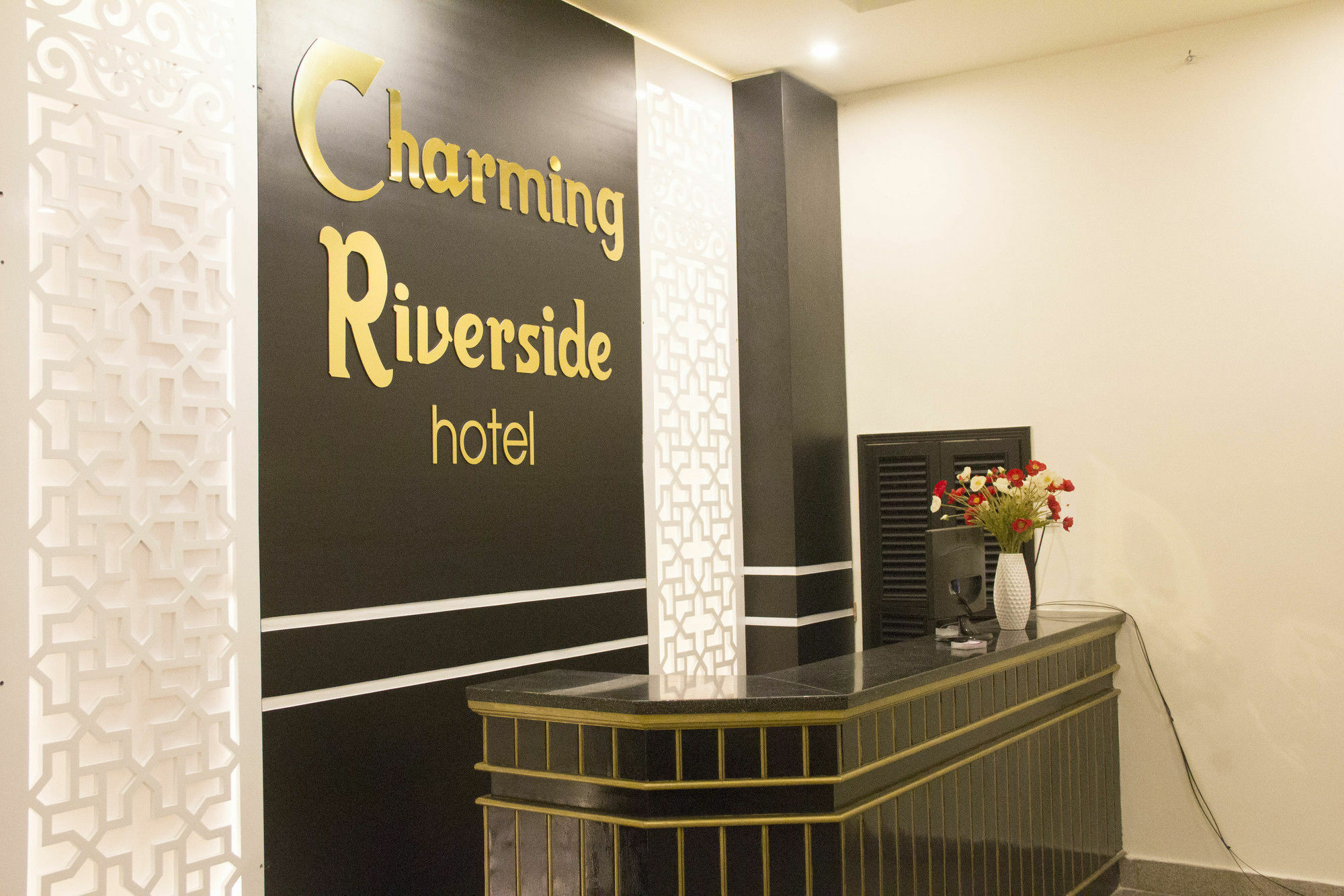 Charming Riverside Hotel Hue Exteriör bild